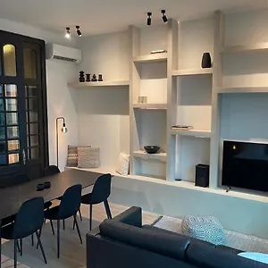 3 Bedroom Art-nouveau With Free Parking Appartement
